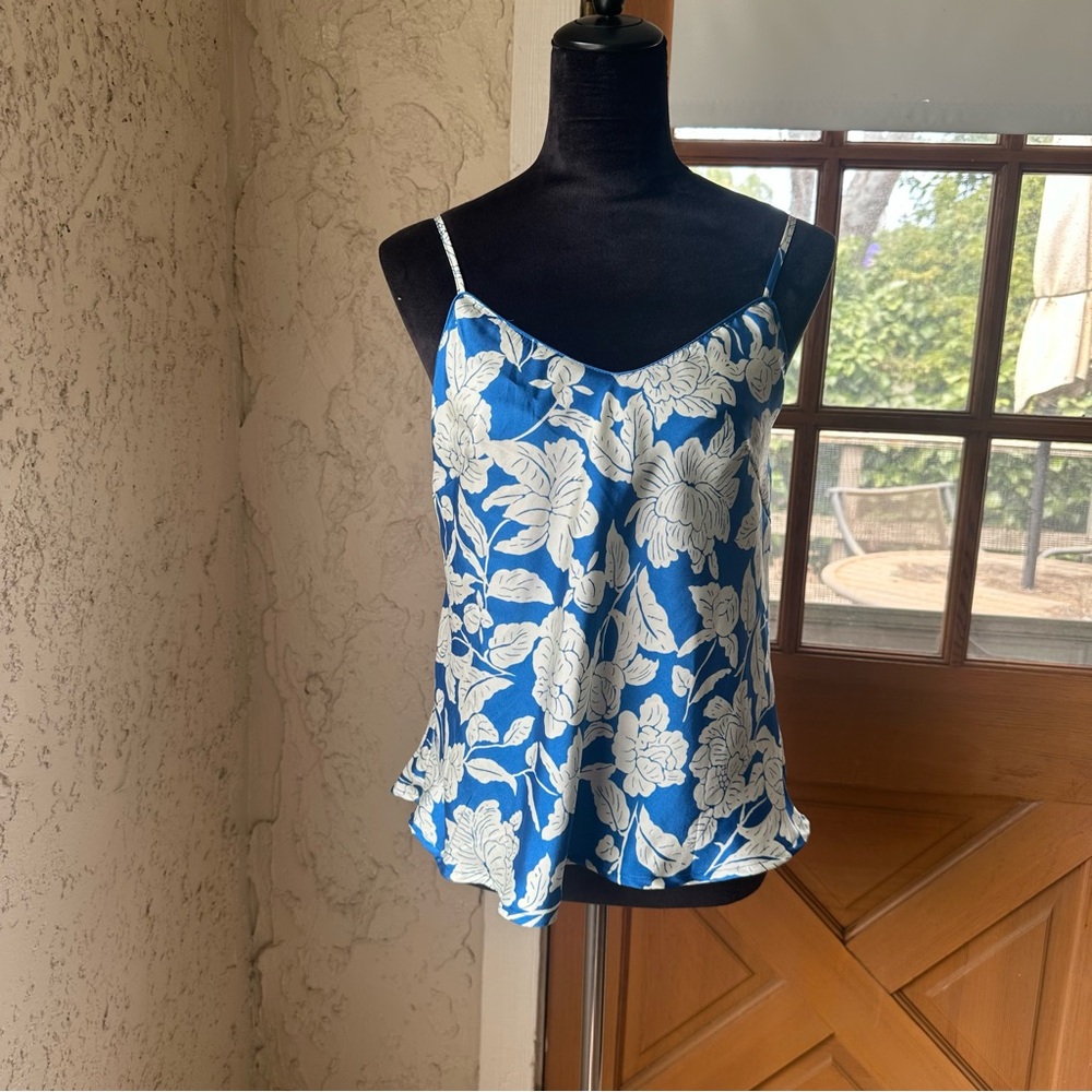 🦋 Maree Maree Blue & White Floral V Neck Satin Tank Top